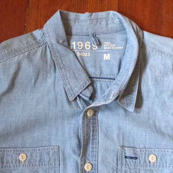 NWT Men’s Gap chambray shirt - Picture 2 of 2